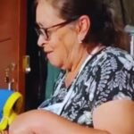 Filho dá para a mãe a boneca que ela não teve na infância