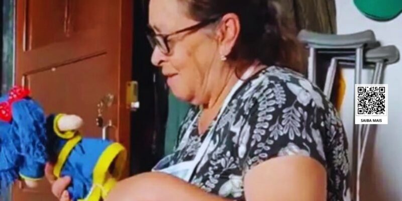 Filho dá para a mãe a boneca que ela não teve na infância