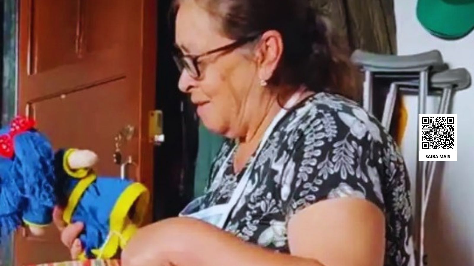 Filho dá para a mãe a boneca que ela não teve na infância