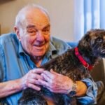 Idoso fica preso 24h no carro e é salvo pelo cachorro da vizinha