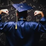 Mecânico que estudava escrevendo na parede se formou na faculdade