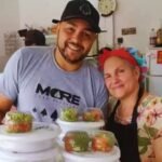 Filho usa as redes sociais para ajudar a mãe a vender marmitas