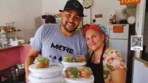 Filho usa as redes sociais para ajudar a mãe a vender marmitas